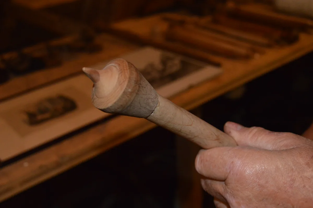 Eine Spule aus Holz.